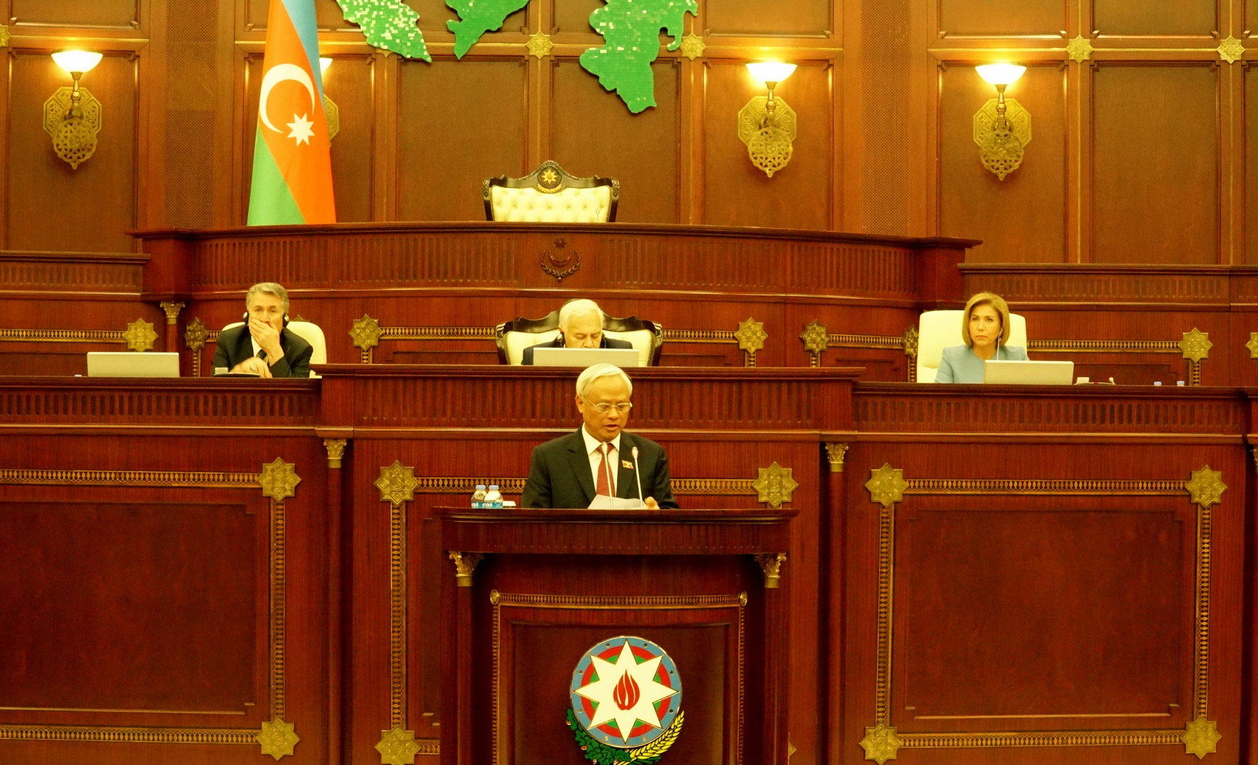 Phó Chủ tịch QH Uông Chu Lưu phát biểu tại Quốc hội Azerbaijan.jpg